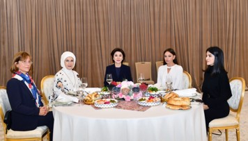azerbaycanin-birinci-xanimi-semerqendde-teskil-olunan-naharda-istirak-edib